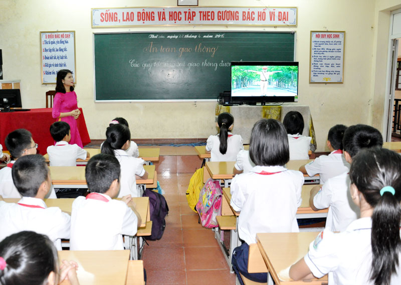 Một buổi học về Luật Giao thông đường bộ của học sinh Trường Tiểu học Lý Thường Kiệt (TP Hạ Long).