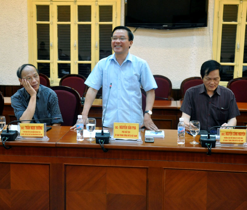 Đồng chí Nguyễn Văn Pha, Phó Chủ tịch Uỷ ban T.Ư MTTQ Việt Nam phát biểu đánh giá về công tác chuẩn bị bầu cử của tỉnh 