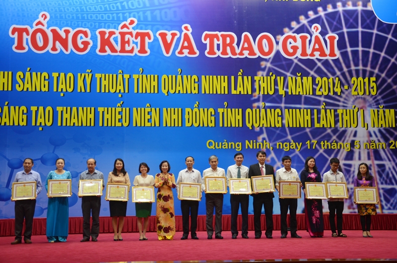 Phó Chủ tịch UBND tỉnh Vũ Thị Thu Thủy tặng bằng khen của UBND tỉnh cho các tập thể, cá nhân có thành tích xuất sắc trong công tác tuyên truyền, tổ chức Hội thi Sáng tạo Kỹ thuật tỉnh lần thứ V (2014-2015).