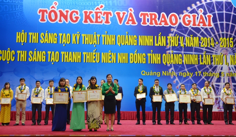 Cũng trong dịp này, Hội LHPN tỉnh và LĐLĐ tỉnh đã khen thưởng một số cá nhân có thành tích xuất sắc tại Hội thi Sáng tạo Kỹ thuật tỉnh lần thứ V (2014-2015).