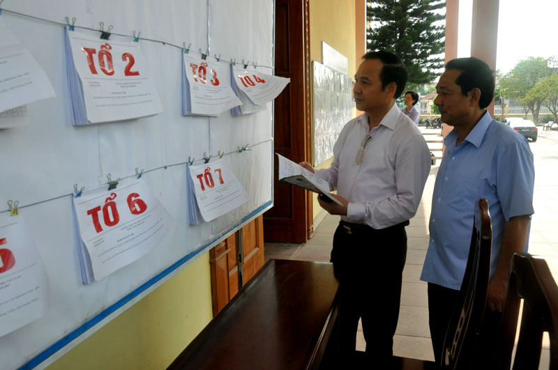 Phó Chủ tịch Thường trực UBND tỉnh kiểm tra việc niêm yết danh sách cử tri và người ứng cử tại trụ sở UBND phường Xuân Sơn (TX Đông Triều)