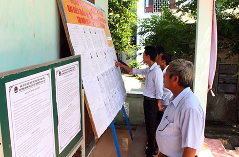 Cư dân xã đảo Tân Hiệp tìm hiểu thông tin về các cứng cử viên (Ảnh: báo Quảng Nam).