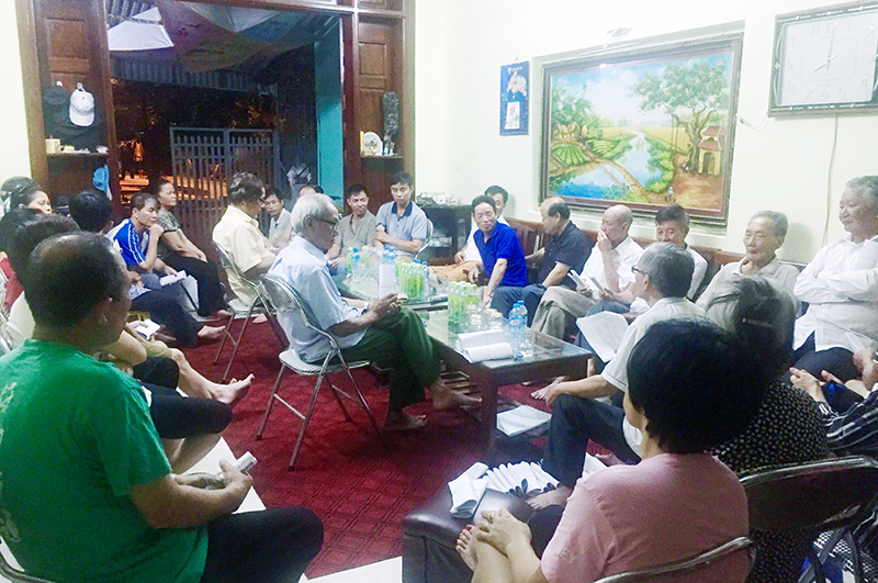 Đại diện cử tri của tổ 8, khu 4, phường Trần Hưng Đạo, TP Hạ Long, mạn đàm về tiểu sử của ứng cử viên ĐBQH và đại biểu HĐND các cấp. (Ảnh chụp ngày 18-5-2016)