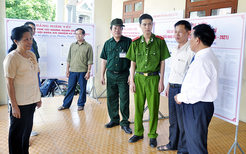 Công an TP Uông Bí cùng các lực lượng khu phố 6, phường Thanh Sơn trao đổi nhiệm vụ đảm bảo ANTT ngày bầu cử.