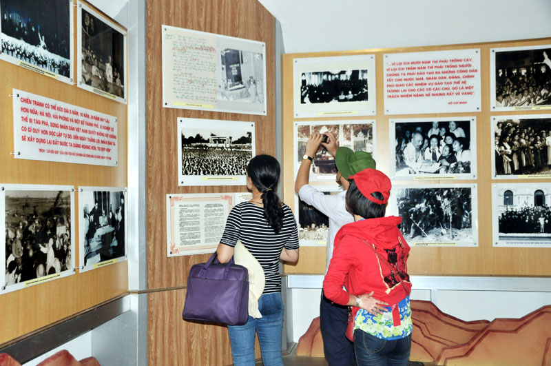 Du khách xem những tư liệu về Bác Hồ tại Nhà lưu niệm, Khu di tích Bác Hồ trên đảo Ngọc Vừng.