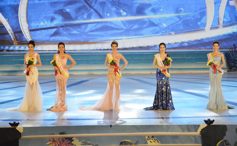 Top 5 thí sinh tham dự phần thi ứng xử trong đêm chung kết.