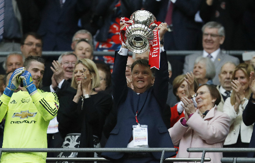 Van Gaal nâng Cup vô địch FA. Ảnh: Reuters.