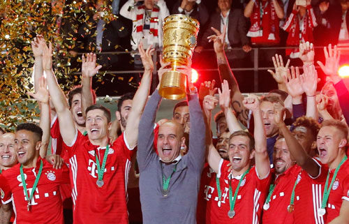 HLV Guardiola nâng cao danh hiệu Cup quốc gia cùng Bayern. Ảnh: Reuters.