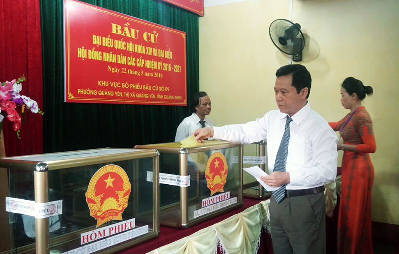 Đồng chí Bí thư Thị ủy Nguyễn Văn Vinh - tiến hành bỏ lá phiếu đầu tiên tại khu vực bỏ phiếu số 9, phường Quảng Yên.