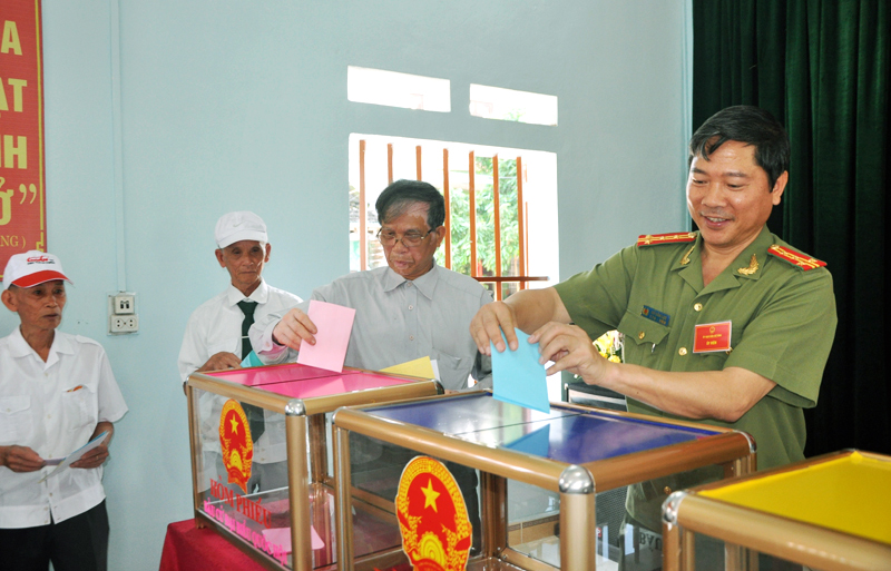 Đồng chí Lực bỏ phiếu tại khu vực bỏ phiếu số 8, phố Nguyễn Du, thị trấn Quảng Hà