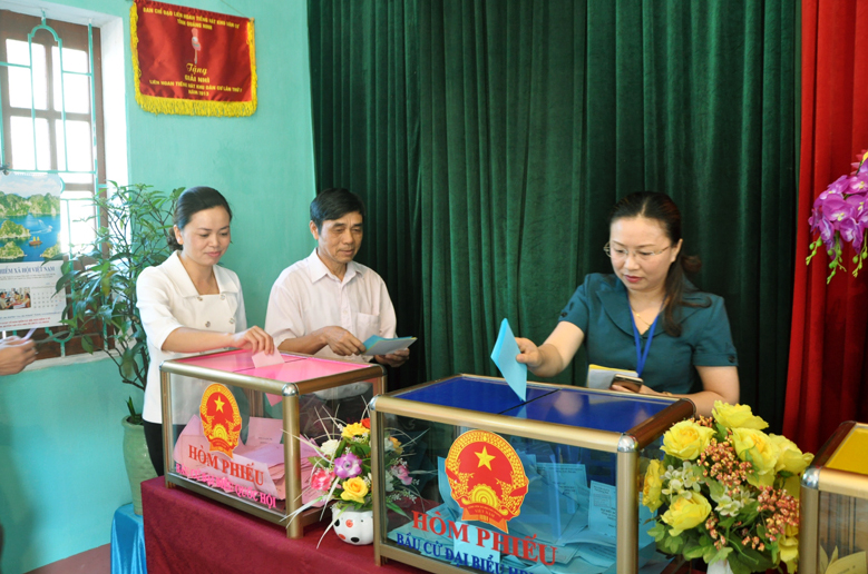 Đồng chí Bích bỏ phiếu tại khu vực bỏ phiếu số 2, thị trấn Quảng Hà