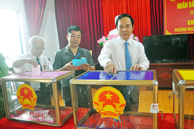 Đồng chí Đặng Huy Hậu, Uỷ viên Ban Thường vụ Tỉnh ủy, Phó Chủ tịch Thường trực UBND tỉnh bỏ phiếu khu vực bỏ phiếu số 11, khu Hoàng Hoa Thám, phường Mạo Khê.