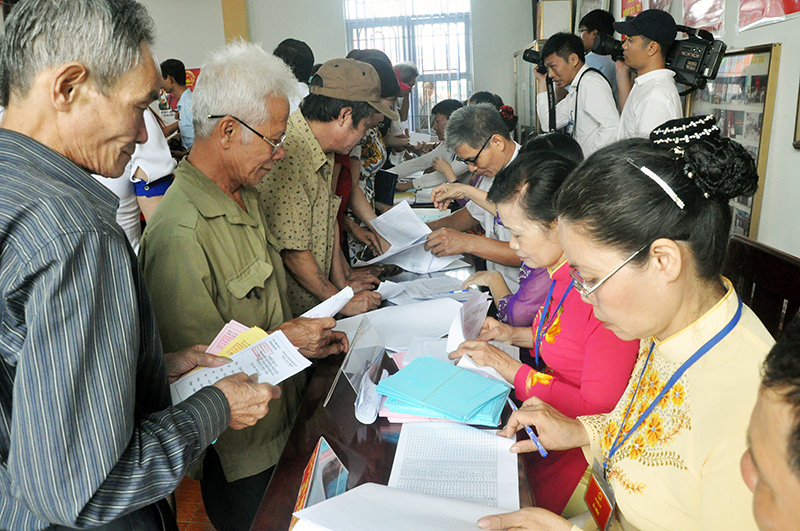 Cử tri nhận phiếu bầu cử tại khu vực bỏ phiếu số 11, khu Hoàng Hoa Thám, phường Mạo Khê