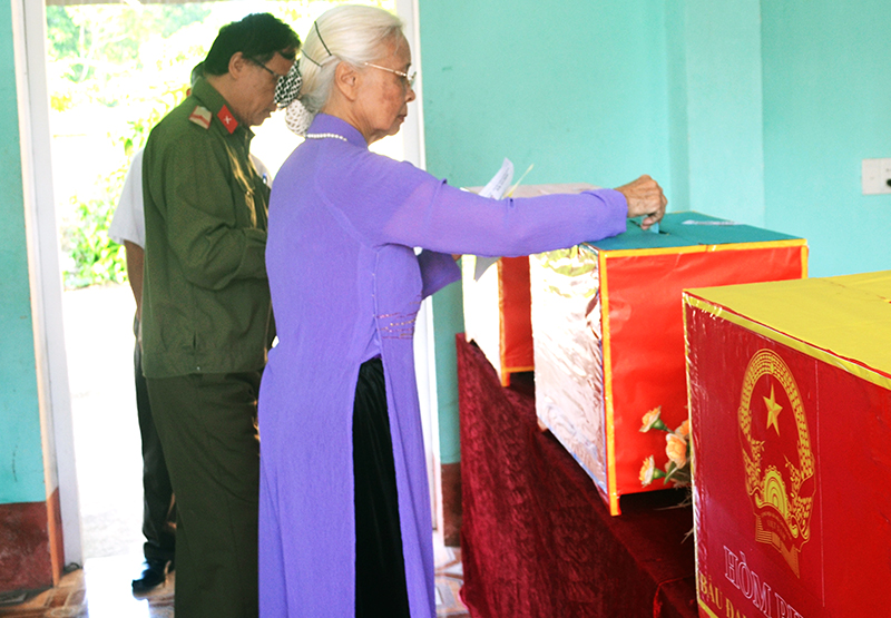 Cử tri cao tuổi thị trấn Đầm Hà bỏ phiếu bầu các đại biểu