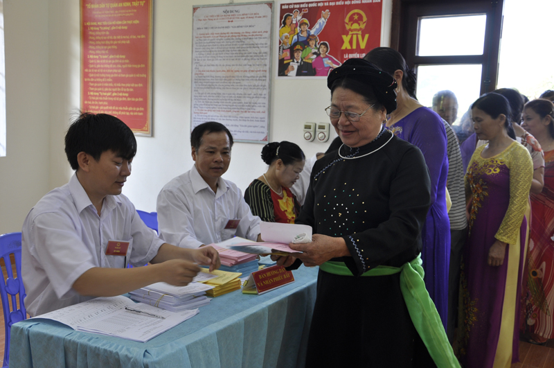 Phát phiếu bầu cử cho cử tri khu phố 1, thị trấn Ba Chẽ.