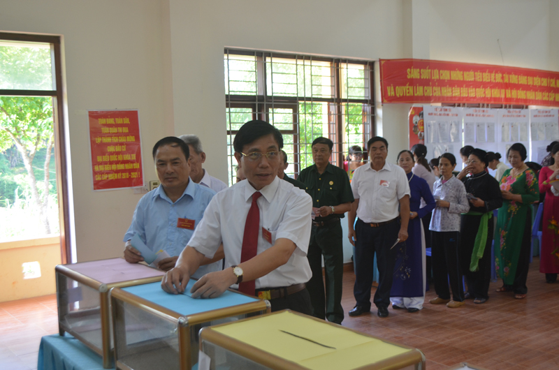 Đồng chí Vũ Ngọc Giao, Trưởng Ban Tổ chức Tỉnh ủy cùng các cử tri khu phố 1, thị trấn Ba Chẽ bỏ phiếu bầu cử.