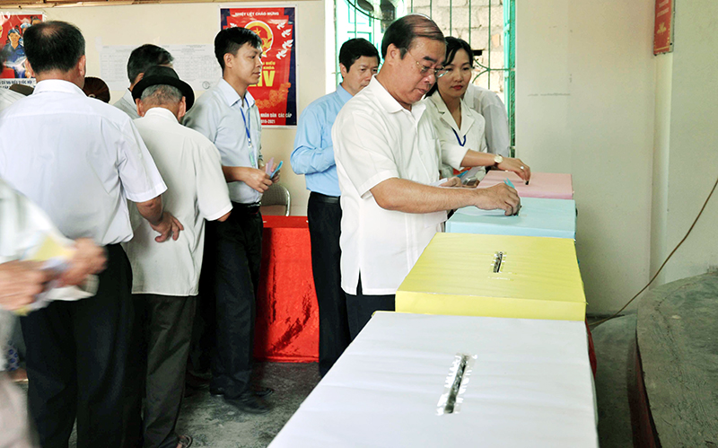 Đồng Chí Nguyễn Quang Điệp Ủy viên Ban Thường vụ, Trưởng Ban nội chính Tỉnh ủy Quảng Ninh  và lãnh đạo huyện Hoành Bồ tiến hành bỏ phiếu tại tổ bầu cử số 2 thị trấn Trới