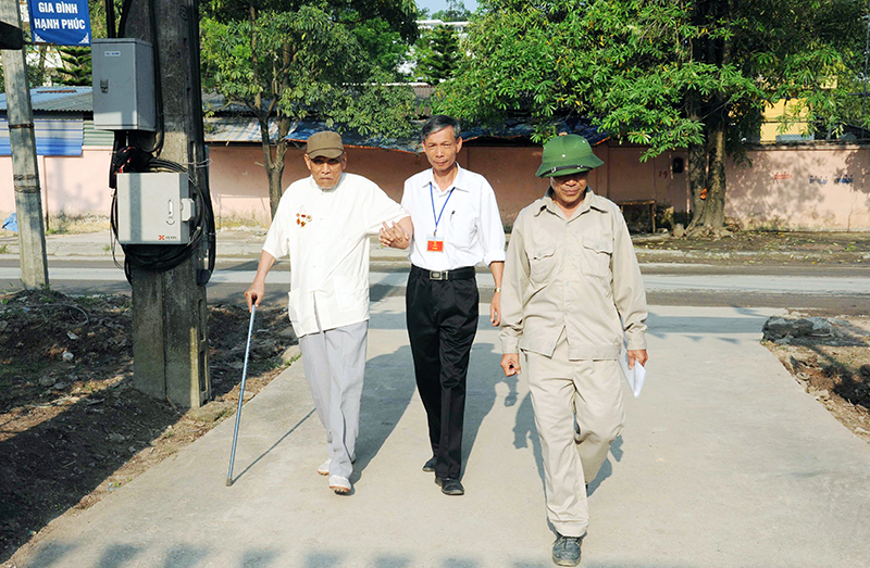 Cử tri Phạm Văn Tinh, 84 tuổi đi bầu cử tại tổ bầu cử số 2