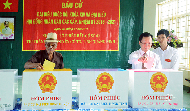 Đồng chí Cao Tường Huy, Trưởng Ban Tuyên giáo Tỉnh ủy, Trưởng Ban Bầu cử ĐBQH số 3 dự khai mạc tại huyện Cô Tô.