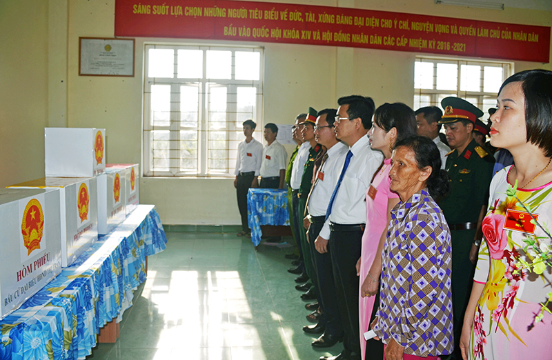 Đồng chí Cao Tường Huy, Trưởng Ban Tuyên giáo Tỉnh ủy, Trưởng Ban Bầu cử ĐBQH số 3 tham gia bỏ phiếu tại tổ bầu cử số 2, khu 2, thị trấn Cô Tô (huyện Cô Tô).