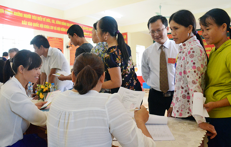 Đồng chí Cao Tường Huy, kiểm tra công tác bầu cử tại điểm bầu cử số 5, thị trấn Cô Tô, huyện Cô Tô.