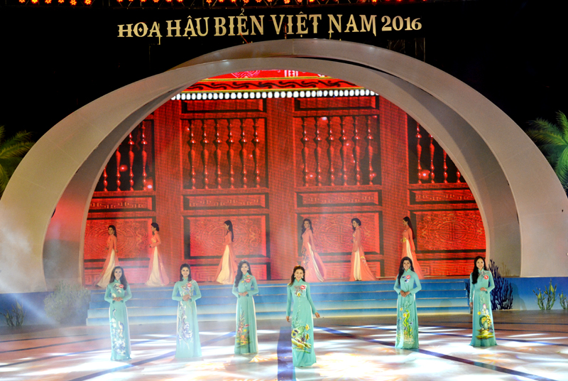 Các thí sinh bước vào phần thi đầu tiên - phần thi trang phục áo dài.