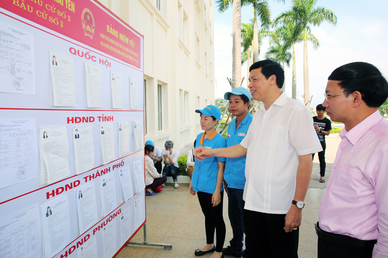 Đồng chí Nguyễn Đức Long kiểm tra công tác bầu cử tại Công ty TNHH Texhong tại khu công nghiệp Hải Yên, TP Móng Cái