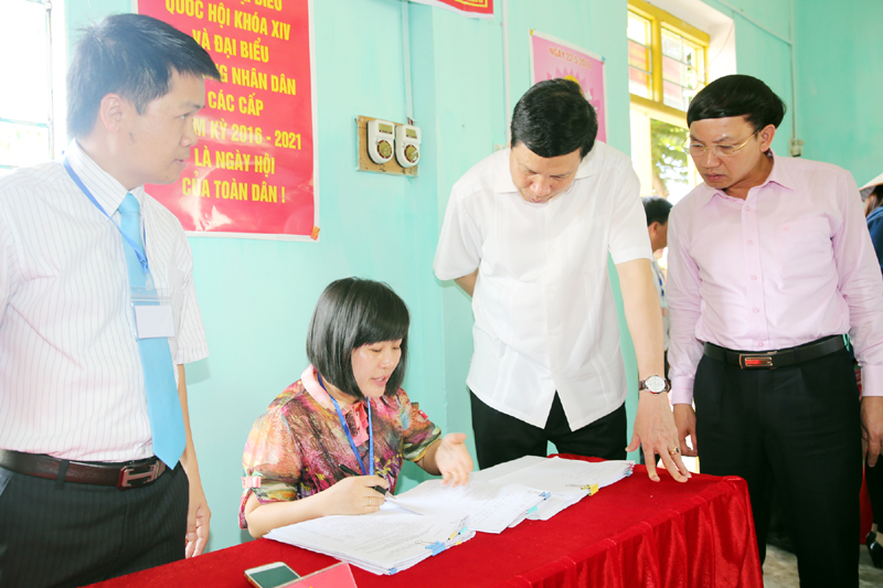 Đồng chí Nguyễn Đức Long kiểm tra công tác bầu cử tại khu 5, phường Hải Hoà, TP Móng Cái.