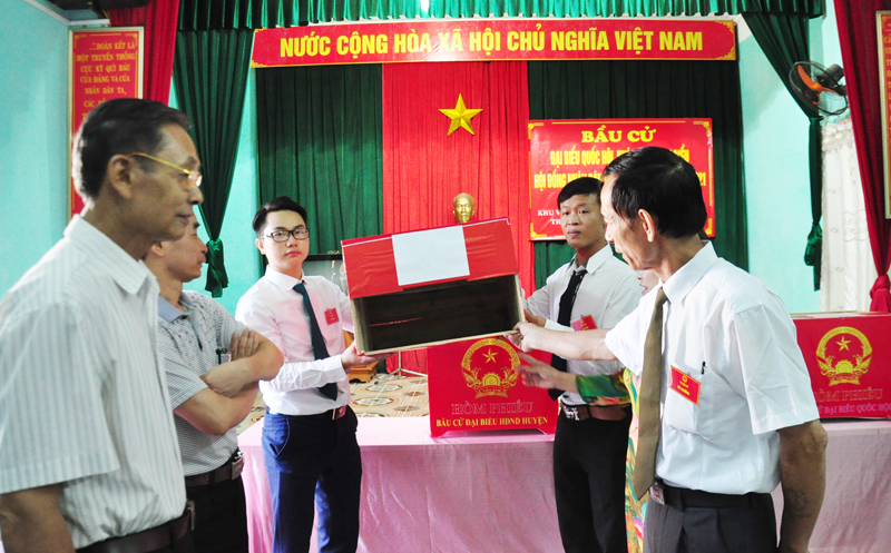 Kiểm tra hòm phiếu tại khu vực bỏ phiếu số 5, khu phố Hòa Bình, thị trấn Tiên Yên, huyện Tiên Yên.