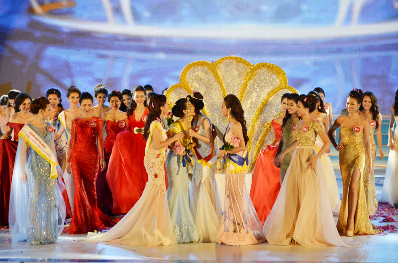Các thí sinh chúc mừng Tân Hoa hậu Biển Việt Nam 2016.