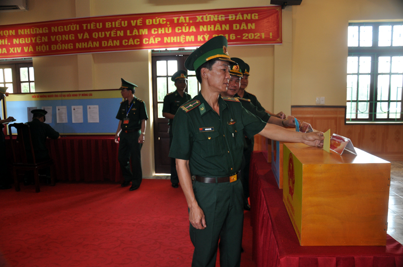 Cán bộ, chiến sỹ Đồn bien phòng Của khẩu Quốc tế Móng Cái bỏ phiếu tại Khu vực bỏ phiếu số 6 phường Trần Phú