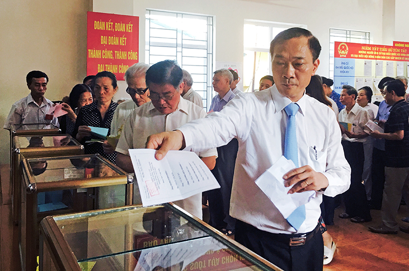 Đồng chí Vũ Hồng Thanh, Phó Bí thư Tỉnh ủy bỏ phiếu bầu cử tại khu vực bỏ phiếu số 5, phường Hồng Hải.