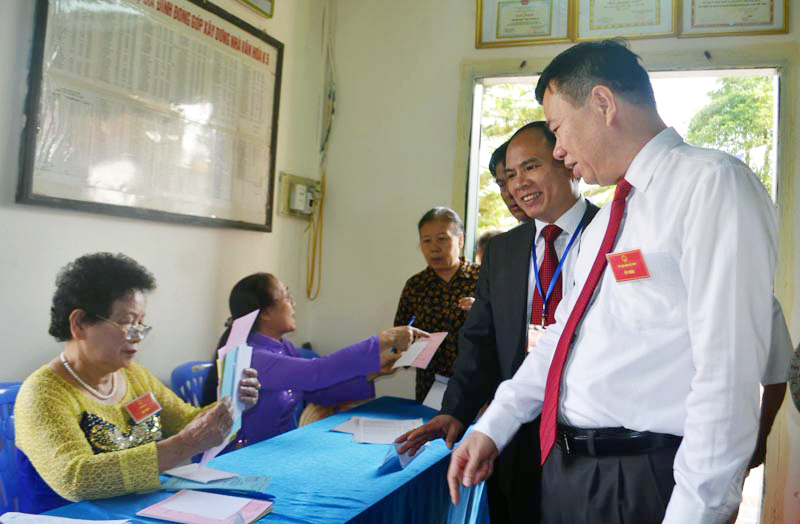 Đồng chí Nguyễn Văn Hưởng, Ủy viên ban Thường vụ Tỉnh ủy, Trưởng Ban Dân vận kiểm tra công tác bầu cử tại tổ bầu cử số 8 phường Quang Trung