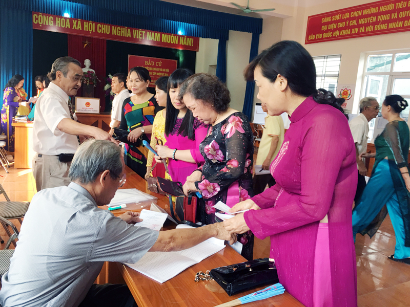 cử tri tại khu vực bỏ phiếu số 5, phường Hồng Hải trước giờ khai mạc.