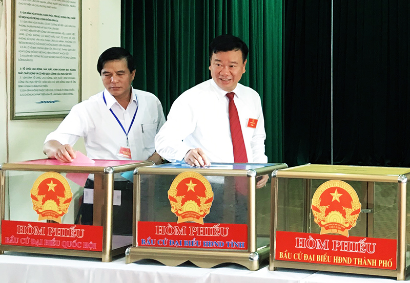 Đồng chí Nguyễn Văn Hưởng, Ủy viên Ban Thường vụ Tỉnh ủy, Trưởng Ban Dân vận bỏ phiếu tại tổ bầu cử số 6 phường Thanh Sơn