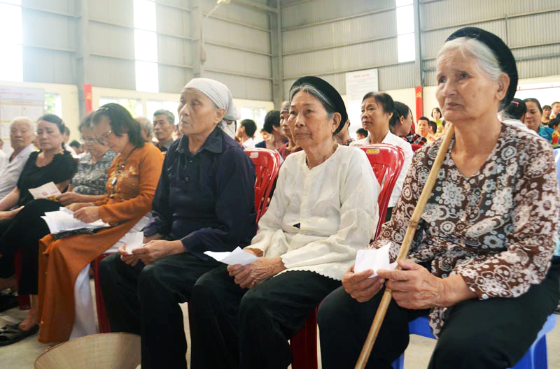 Các cử tri cao tuổi có mặt rất sớm tại tổ bầu cử số 1 phường Phương Đông