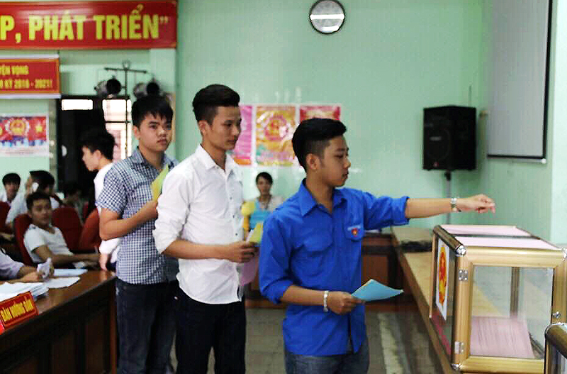 Cử tri trường Đại học Công nghiệp Quảng Ninh tham gia bỏ phiếu