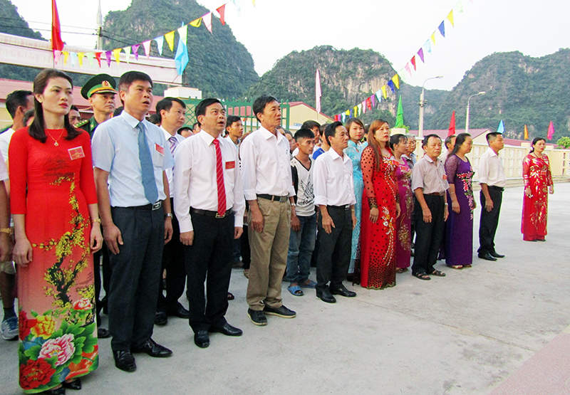 Lãnh đạo TP Hạ Long cũng người dân khu 8, phường Hà Phong khai mạc bầu cử tại khu vực bỏ phiếu số 10 của phường