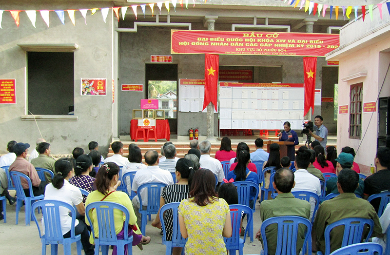 Cử tri ở khu vực bỏ phiếu số 4, phường Hà Phong (hầu hết cử tri là người Sán Dìu) dự khai mạc bầu cử