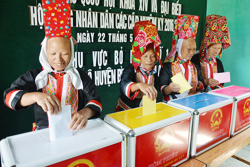 Cử tri thôn Nà Pò, xã Hoành Mô, Bình Liêu bỏ phiếu tại khu vực bỏ phiếu số 1 trên địa bàn xã. 