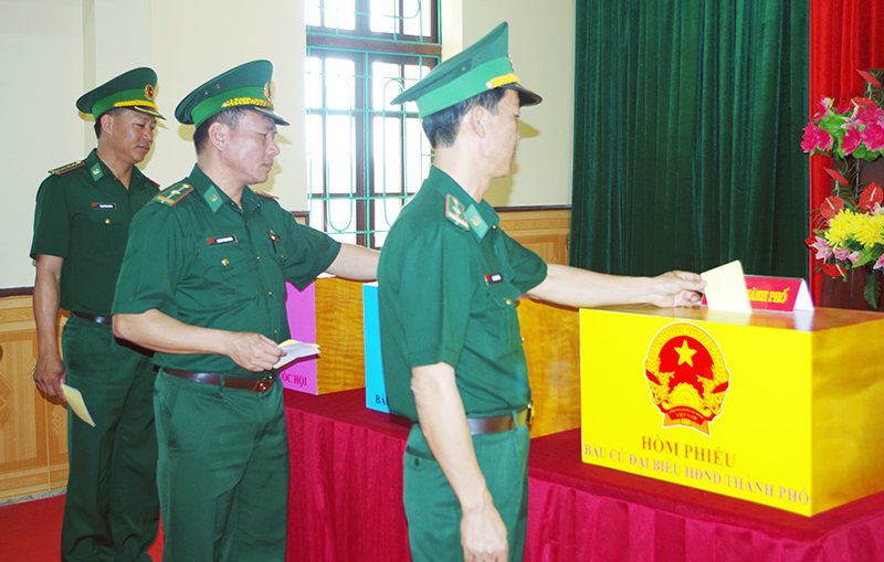 Các đồng chí lãnh đạo Bộ Chỉ huy Bộ đội Biên phòng tỉnh bỏ phiếu bầu cử ĐBQH khóa XIV và đại biểu HĐND các cấp, nhiệm kỳ 2016-2021 