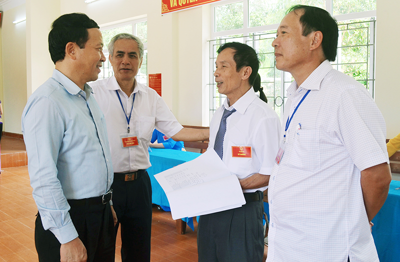 Đồng chí Nguyễn Văn Thành, Phó Chủ tịch UBND tỉnh kiểm tra đôn đốc công tác bầu cử tại tổ bầu cử số 8 xã Hạ Long