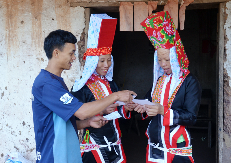 Gia đình chị Chíu Sám Múi, thôn Phiêng Sáp, xã Đông Tâm kiểm tra lại thông tin thẻ cử tri trước khi đi bầu cử.