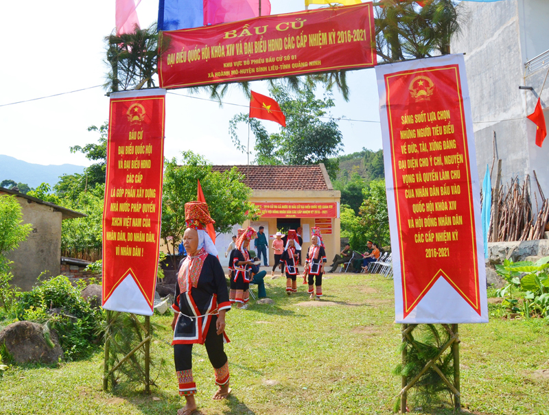 Cử tri thôn Nà Pò, xã Hoành Mô nô nức về khu vực bỏ phiếu để thực hiện quyền và nghĩa vụ bầu cử
