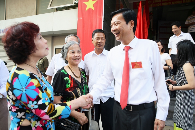 Bí thư Tỉnh ủy Nguyễn Văn Đọc trò chuyện với cử tri khu 2, phường Bãi Cháy (TP Hạ Long).