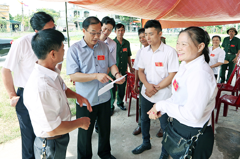 Đồng chí Vũ Hồng Thanh, Phó Bí thư Tỉnh ủy kiểm tra công tác bầu cử tại một khu vực bỏ phiếu của xã Đồng Rui