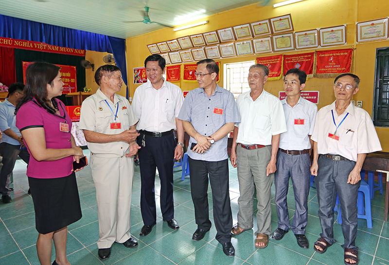 Đồng chí Phó Bí thư Tỉnh ủy trò chuyện, động viên cán bộ Ban bầu cử và cử tri khu phố Lý Thường Kiệt nơi tập trung đông cử tri nhất của Thị trấn Tiên Yên