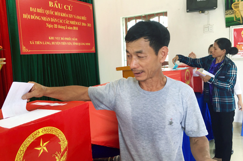 Cử tri bỏ phiếu bầu cử tại khu vực bỏ phiếu số 1, xã Tiên Lãng