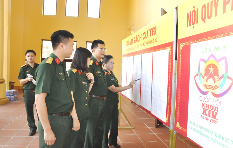 Cán bộ Bộ CHQS tỉnh trước giờ khai mạc bầu cử tại Khu vực bầu cử số 13, TP Hạ Long