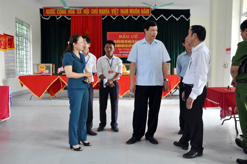 Đồng chí Nguyễn Đức Long, Phó Bí thư Tỉnh ủy, Chủ tịch UBND tỉnh kiểm tra công tác bầu cử tại 